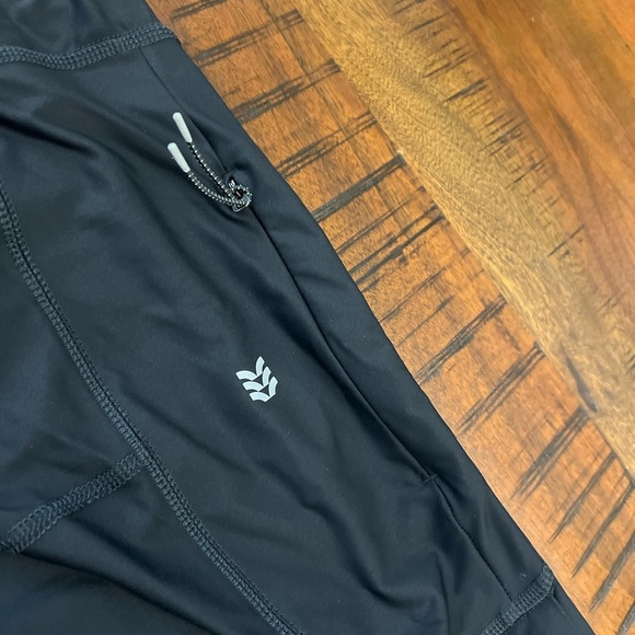 All in Motion Women’s Black Capri Leggings – Size L - Picture 3 of 3